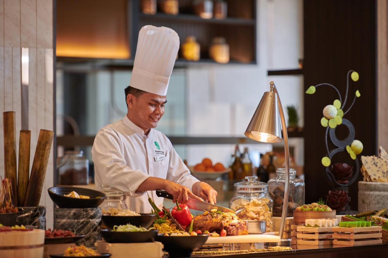 吉隆坡柏威年酒店 • 悦榕管理 外观 照片 A chef at work
