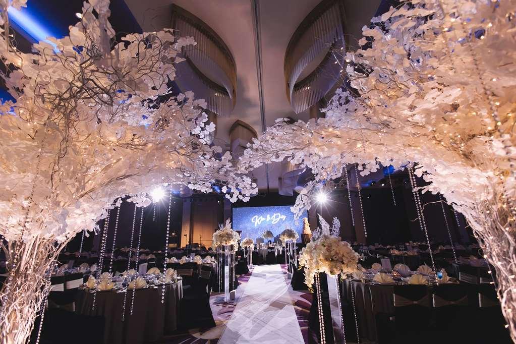 吉隆坡柏威年酒店 • 悦榕管理 外观 照片 Wedding reception at the Grand Ballroom