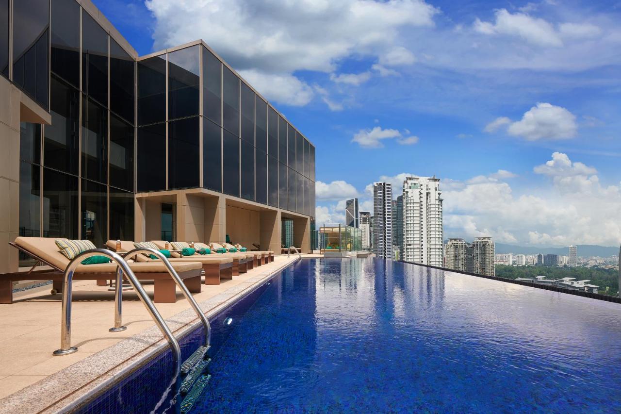吉隆坡柏威年酒店 • 悦榕管理 外观 照片 The Infinity Pool at the 36th floor of the hotel